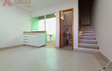 Imagem: A casa possui 1 Dormitório, 2 Banheiros, 1 Vaga na garagem