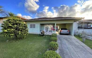 Imagem: A casa possui 3 Dormitórios, 2 Banheiros, 1 Vaga na garagem