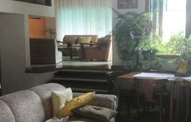 Imagem: A casa possui 3 Dormitórios, 5 Banheiros, 4 Vagas na garagem