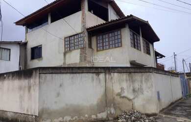 Imagem: A casa possui 3 Dormitórios, 2 Banheiros, 2 Vagas na garagem