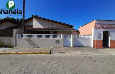Imagem: A casa possui 3 Dormitórios, 2 Banheiros, 2 Vagas na garagem