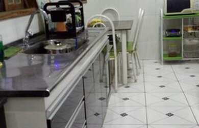 Imagem: A casa possui 3 Dormitórios, 2 Banheiros, 4 Vagas na garagem