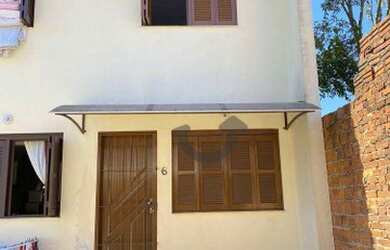 Imagem: A casa possui 1 Dormitório, 1 Banheiro, 1 Vaga na garagem