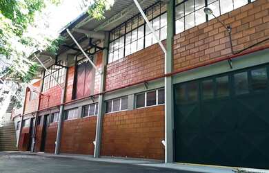 Imagem: O depósito possui 5 Vagas na garagem e 1000m² de Área e está