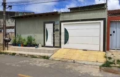Imagem: A casa possui 2 Dormitórios, 2 Banheiros, 2 Vagas na garagem
