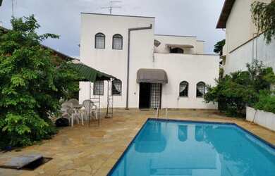 Imagem: A casa em condomínio possui 4 Dormitórios, 5 Banheiros, 4