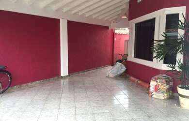 Imagem: A casa possui 3 Dormitórios, 2 Banheiros, 3 Vagas na garagem