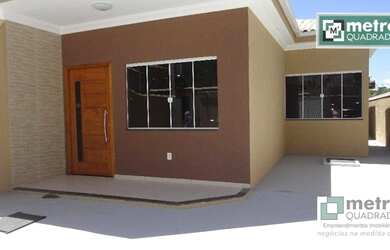 Imagem: A casa possui 3 Dormitórios, 1 Banheiro, 2 Vagas na garagem