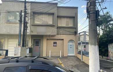 Imagem: O depósito possui 2 Vagas na garagem, 130m² de Área e está