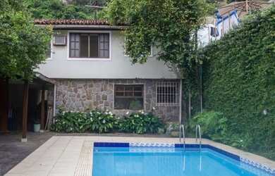 Imagem: A casa em condomínio possui 4 Dormitórios, 2 Banheiros, 3