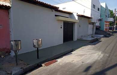 Imagem: A casa possui 3 Dormitórios, 2 Banheiros, 2 Vagas na garagem