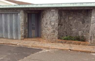 Imagem: A casa possui 3 Dormitórios, 3 Banheiros, 1 Vaga na garagem