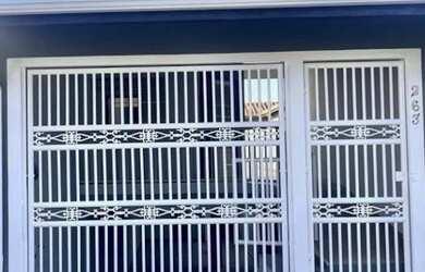 Imagem: A casa possui 3 Dormitórios, 3 Banheiros, 2 Vagas na garagem