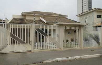 Imagem: A casa possui 3 Banheiros, 2 Vagas na garagem, 270m² de Área