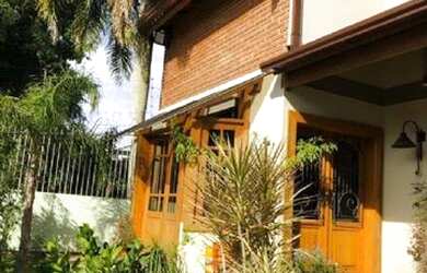 Imagem: A casa possui 2 Dormitórios, 1 Banheiro, 2 Vagas na garagem