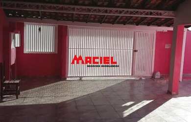 Imagem: A casa possui 3 Dormitórios, 2 Banheiros, 4 Vagas na garagem