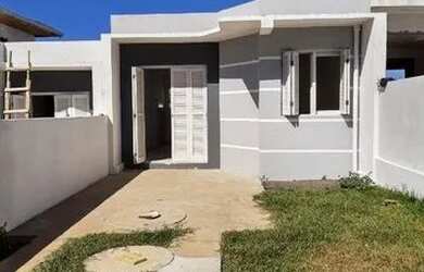 Imagem: A casa possui 2 Dormitórios, 1 Banheiro, 2 Vagas na garagem