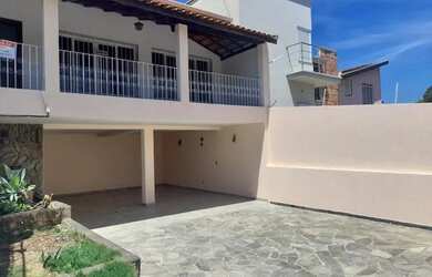 Imagem: A casa possui 3 Dormitórios, 4 Banheiros, 5 Vagas na garagem