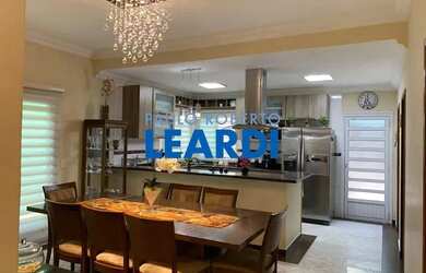 Imagem: A casa possui 4 Dormitórios, 4 Banheiros, 4 Vagas na garagem