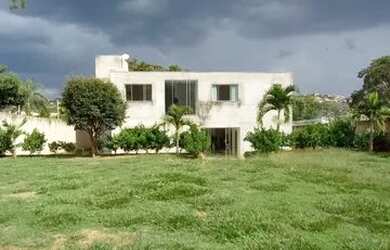 Imagem: A casa possui 5 Dormitórios, 4 Banheiros, 4 Vagas na garagem