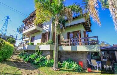 Imagem: A casa possui 5 Dormitórios, 5 Banheiros, 3 Vagas na garagem