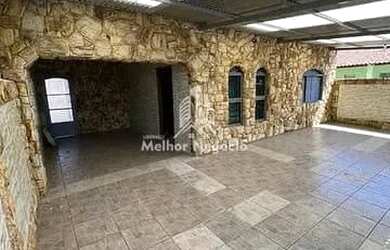 Imagem: A casa possui 3 Dormitórios, 2 Banheiros, 3 Vagas na garagem