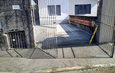 Imagem: A casa possui 1 Dormitório, 1 Banheiro, 1 Vaga na garagem