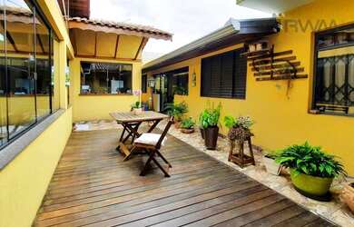 Imagem: A casa possui 3 Dormitórios, 3 Banheiros, 3 Vagas na garagem