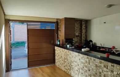 Imagem: A casa possui 3 Dormitórios e 2 Banheiros e está localizado