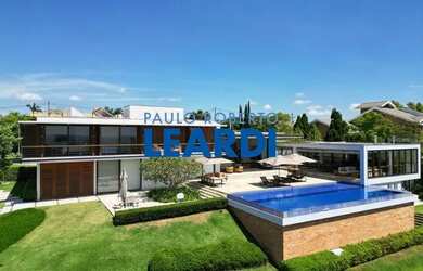 Imagem: A casa em condomínio possui 5 Dormitórios, 5 Banheiros, 5