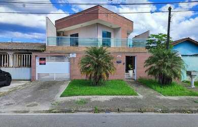 Imagem: A casa possui 3 Dormitórios, 1 Banheiro, 2 Vagas na garagem