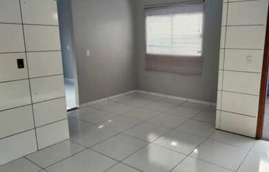 Imagem: A casa possui 2 Dormitórios, 1 Banheiro, 1 Vaga na garagem