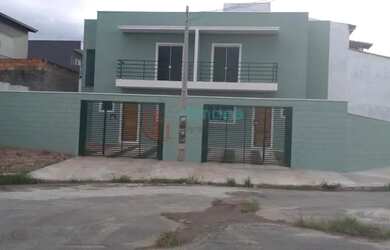 Imagem: A casa possui 3 Dormitórios, 2 Banheiros, 2 Vagas na garagem