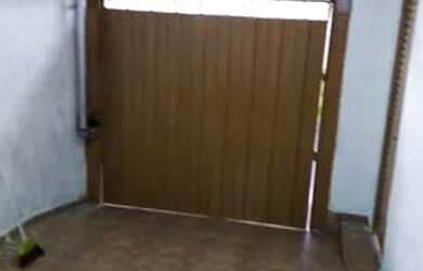 Imagem: A casa possui 2 Dormitórios, 1 Banheiro, 1 Vaga na garagem