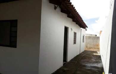 Imagem: A casa possui 3 Dormitórios, 1 Banheiro, 1 Vaga na garagem