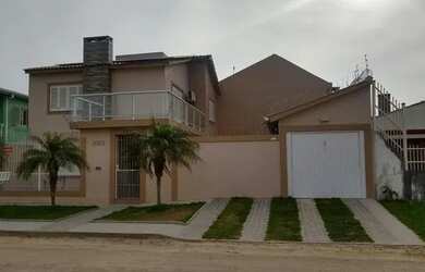 Imagem: A casa possui 3 Dormitórios, 2 Banheiros, 2 Vagas na garagem