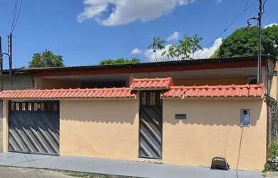 Imagem: A casa possui 3 Dormitórios, 2 Banheiros, 2 Vagas na garagem