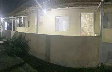 Imagem: A casa possui 1 Dormitório, 1 Banheiro, 1 Vaga na garagem e