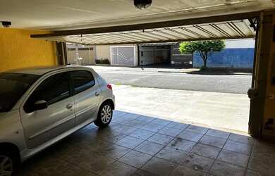 Imagem: A casa possui 3 Dormitórios, 4 Banheiros, 4 Vagas na garagem