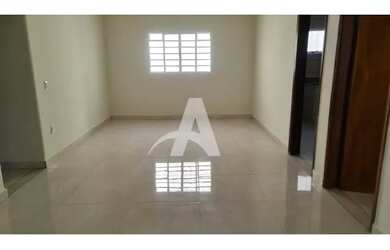 Imagem: A casa possui 3 Dormitórios, 2 Banheiros, 3 Vagas na garagem