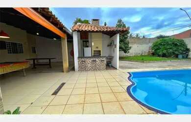 Imagem: A casa possui 3 Dormitórios, 3 Banheiros, 2 Vagas na garagem