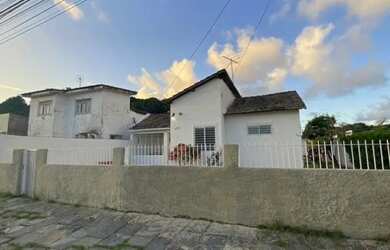 Imagem: A casa possui 4 Dormitórios, 2 Banheiros, 4 Vagas na garagem