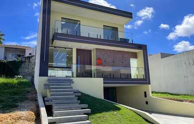 Imagem: A casa em condomínio possui 4 Dormitórios, 2 Banheiros, 4