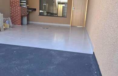 Imagem: A casa possui 2 Dormitórios, 2 Banheiros, 2 Vagas na garagem