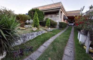 Imagem: A casa possui 3 Dormitórios, 3 Banheiros, 4 Vagas na garagem