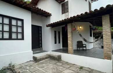 Imagem: A casa possui 4 Dormitórios, 3 Banheiros e 400m² de Área