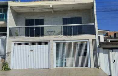 Imagem: A casa possui 3 Dormitórios, 1 Banheiro, 1 Vaga na garagem