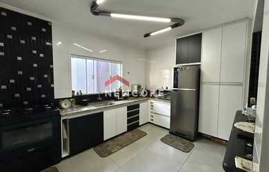 Imagem: A casa possui 3 Dormitórios, 3 Banheiros, 3 Vagas na garagem