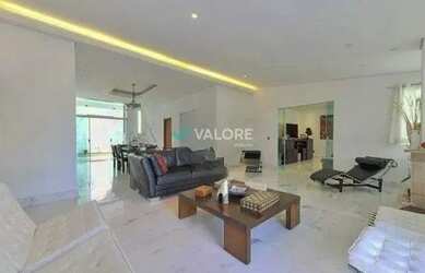 Imagem: A casa possui 4 Dormitórios, 3 Banheiros, 5 Vagas na garagem