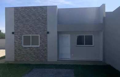 Imagem: A casa possui 2 Dormitórios, 2 Banheiros, 2 Vagas na garagem